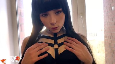 ஹாட் ப்ரூனெட் பணத்திற்காக ஆழமாகவும் உணர்திறனுடனும் உறிஞ்சப்படுகிறார்